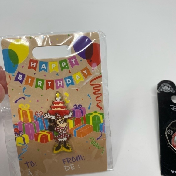 Bundle of 2 Disney Pins - NEW - Picture 3 of 3